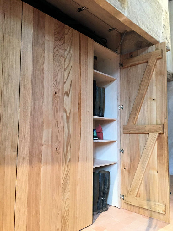 Placard en chataigner pour affaires de chasse integré dans une cheminée